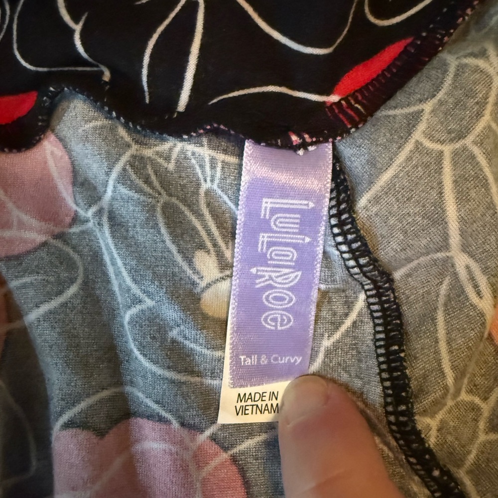 RARE LuLaRoe Black and Red Minnie Mouse Leggings - Tall & Curvy - Picture 4 of 5